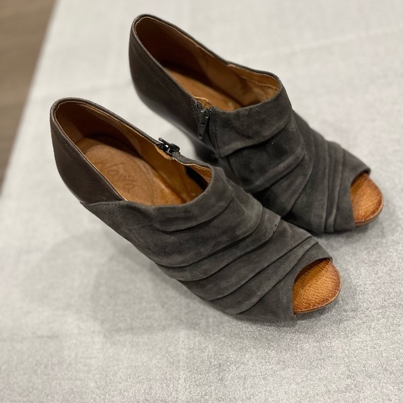 [US8.5]Naya Genesis Gray Ruched Suede Wedge Heel Peep Toe Pump Zipper - Picture 1 of 10
